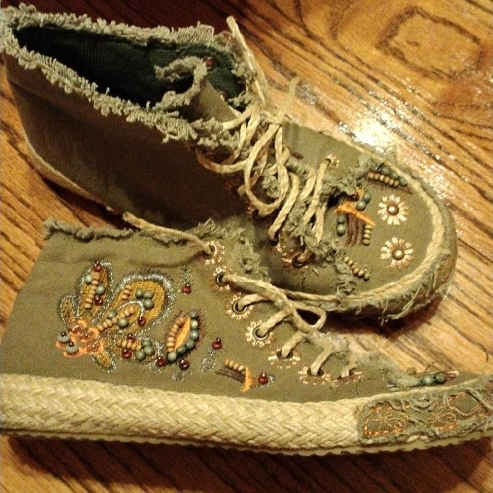 Wild Rose Embroidered Sneakers - Picture 11 of 11